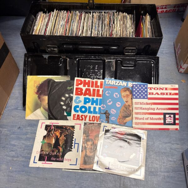 Large lot of vintage 7-inch vinyl records including Duran Duran.