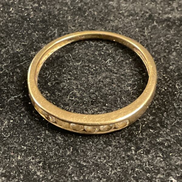 Delicate 9ct gold ring with cubic zirconia stones, size P.