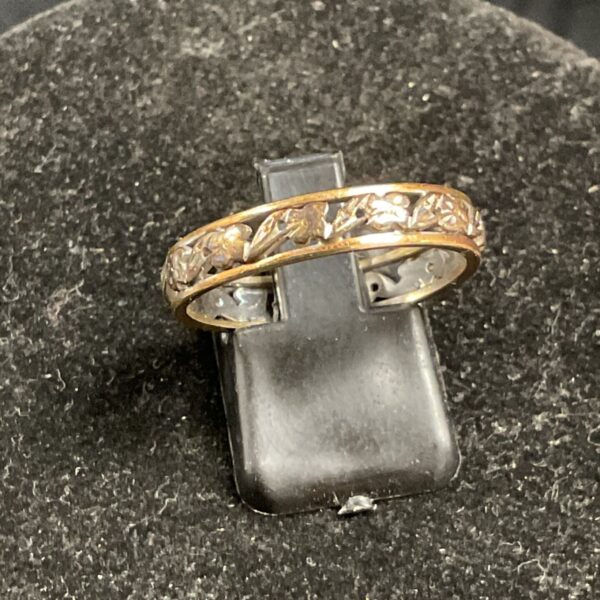 9ct gold ring with white and yellow gold band, size O.