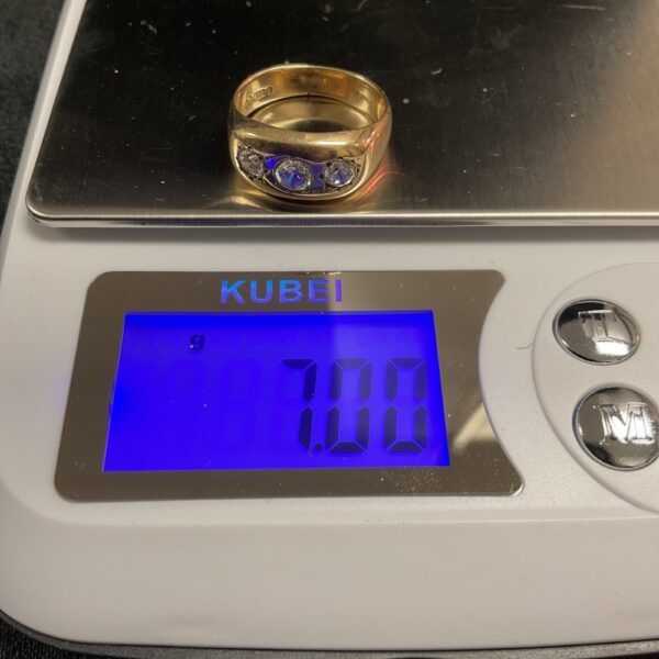 9ct gold ring with three white stones, size U.