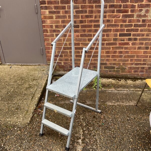 Aluminium platform step ladder with three steps, ideal for work.