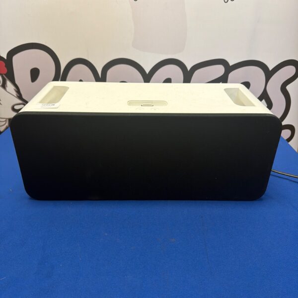 White Apple iPod Hi-Fi speaker dock, vintage audio system.