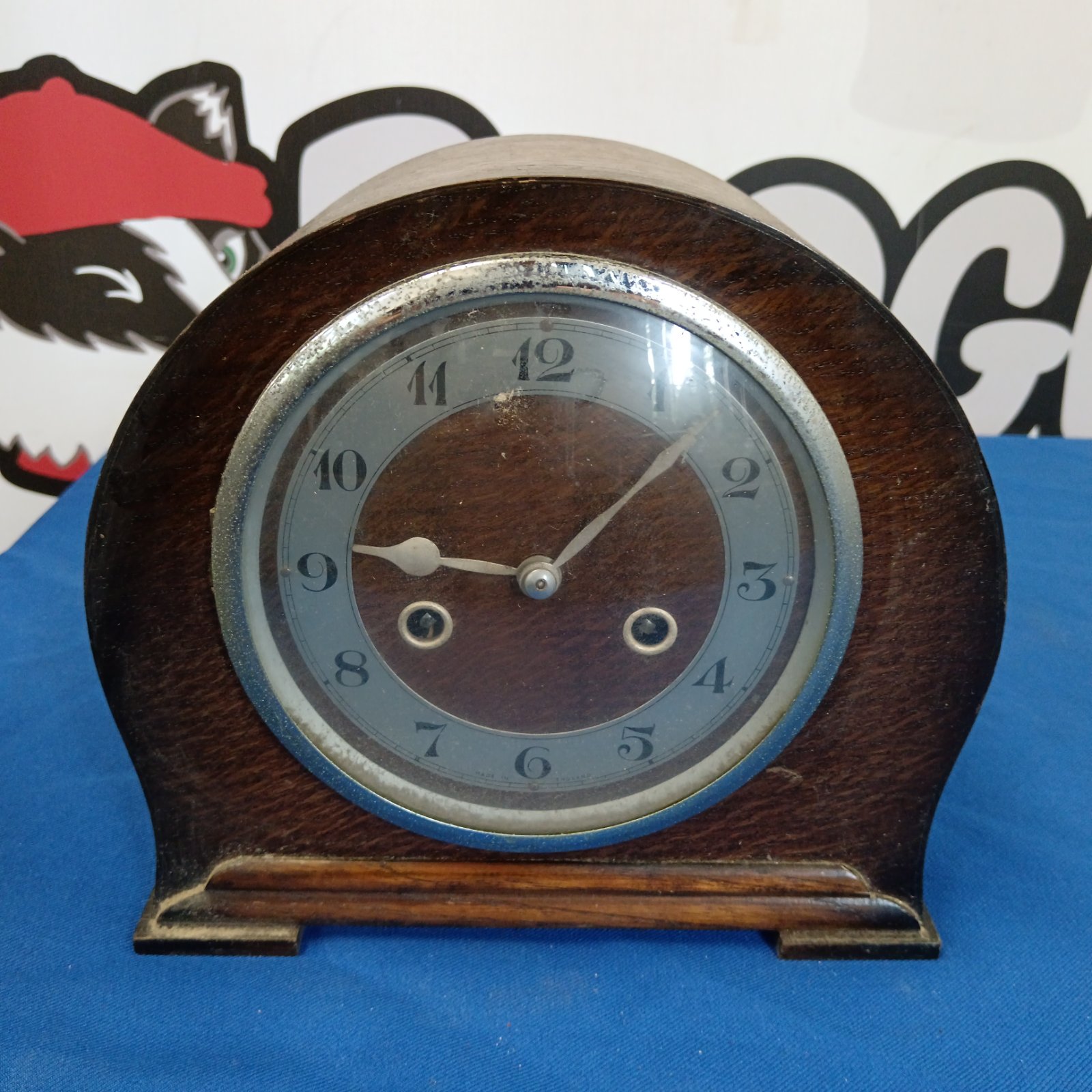 Vintage art deco mantle clock with pendulum and wooden case.