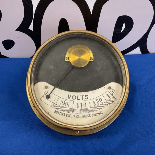 Vintage Bustins traction engine voltmeter gauge with a scale up to 150 volts.