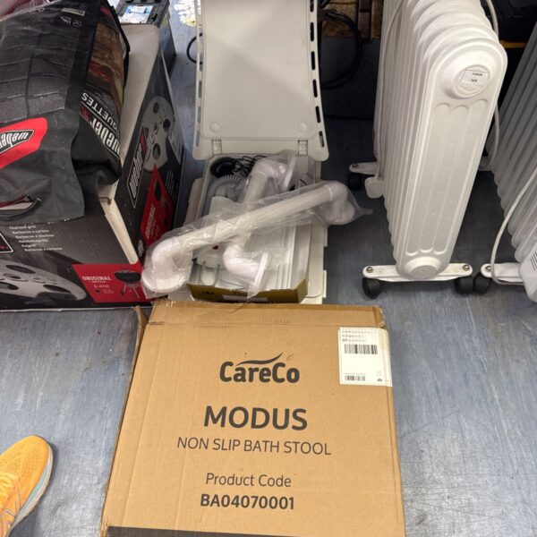 Careco Modus bath lift with grab rails in used condition.