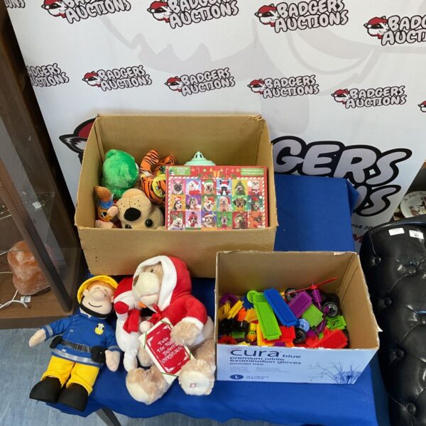 Children's toys lot including Stickle Bricks and soft toys.