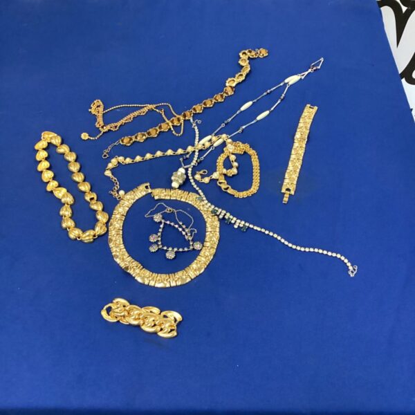 Mixed lot of vintage costume jewellery necklaces in gold tone.