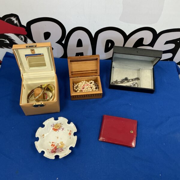 Costume jewellery lot with watches and assorted fashion pieces.