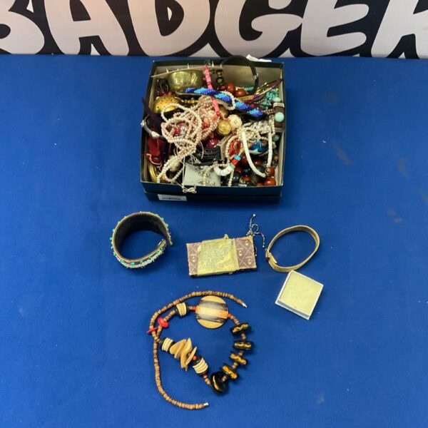 Mixed lot of vintage and fashion costume jewellery pieces.