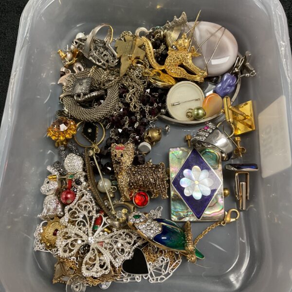 Tray of vintage costume jewellery including brooches and pins.