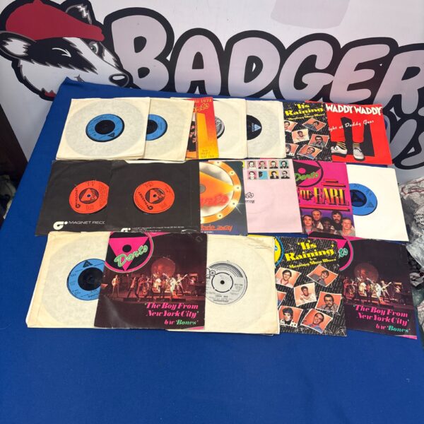 Collection of Darts and Showaddywaddy 7 inch vinyl singles.