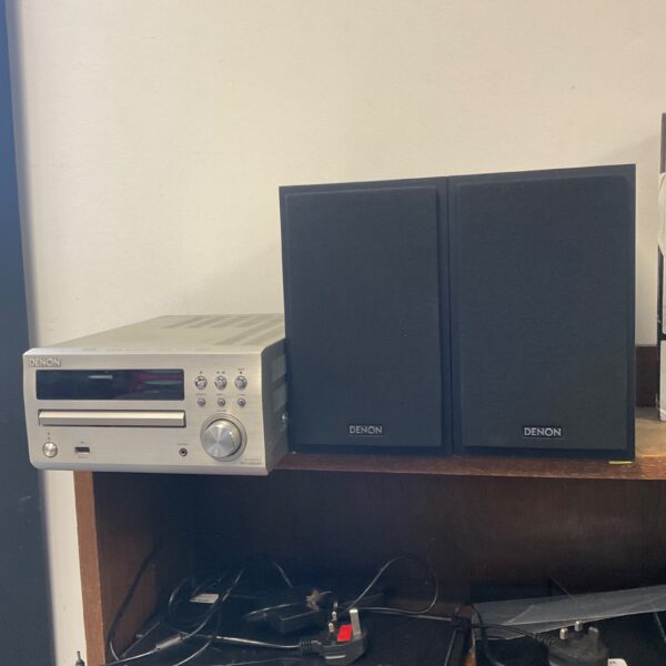 Front view of the Denon RCD-M39DAB midi hifi system with speakers.