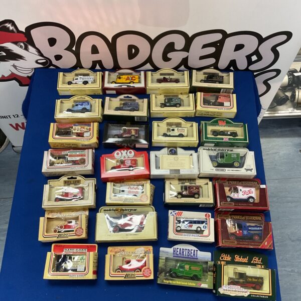 Assorted diecast model cars including Lledo Days Gone and Matchbox.
