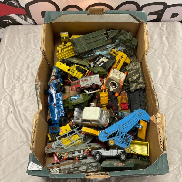 Mixed lot of vintage and modern diecast model cars and trucks.