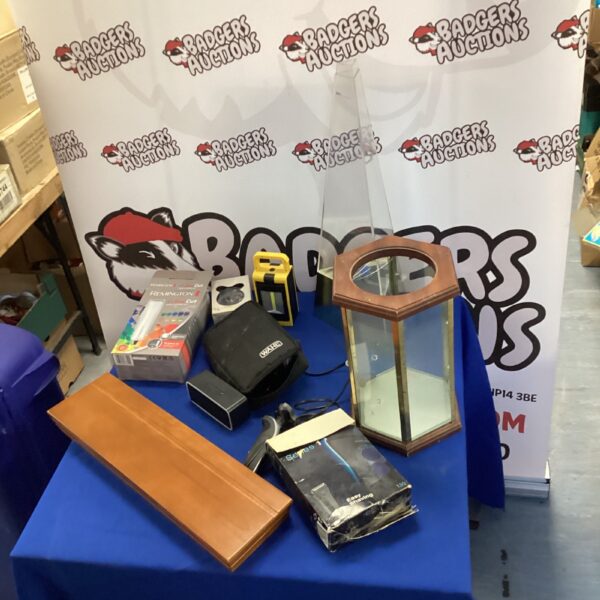 Display unit bundle with shaver and speaker from house clearance.