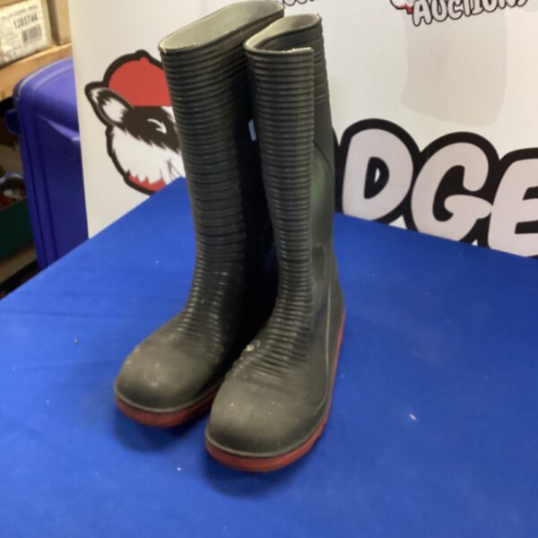 Size 46 Dunlop Wellington boots for outdoor work and gardening.