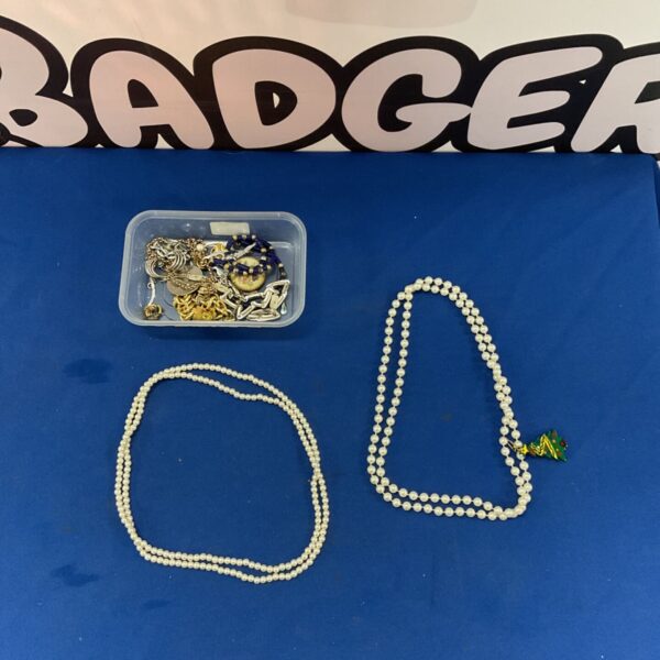 Lot of vintage faux pearl necklaces and costume jewellery.