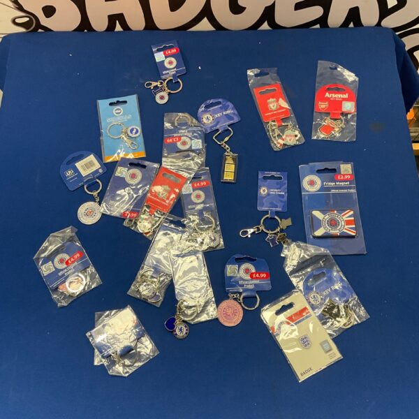 Assorted football club keychains and badges in a lot.