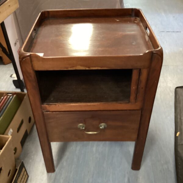 Antique Georgian nightstand made of mahogany with a single drawer.
