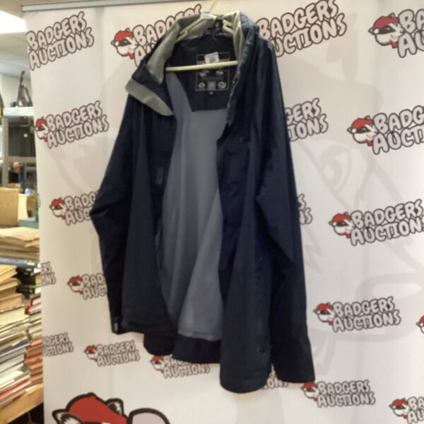 Head size 2XL fleece jacket, ideal for outdoor sports and winter wear.