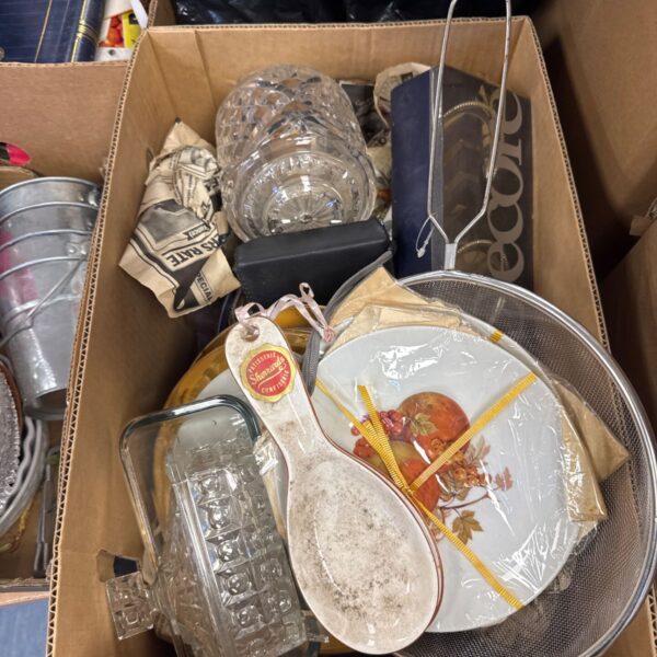 Mixed house clearance lot with chinaware and glassware items.