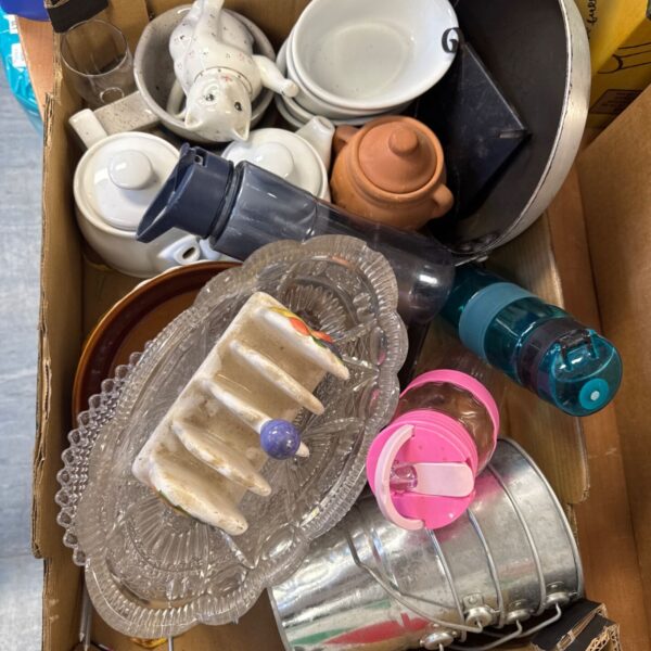 House clearance lot with chinaware, planters and vintage items.