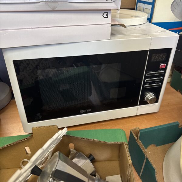 White Igenix 900w microwave oven, kitchen appliance for sale.
