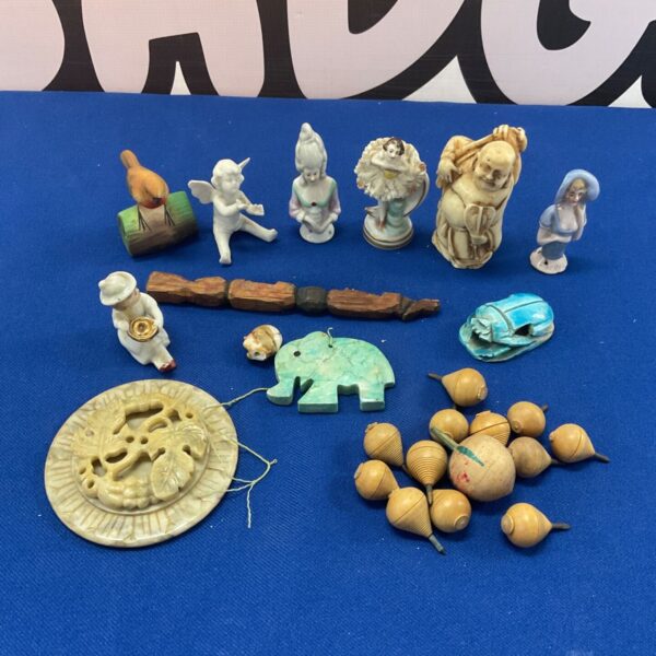 Assorted trinkets incl. soap stone and scarab