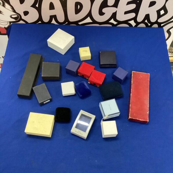 Mixed lot of vintage jewellery boxes in various colours and sizes.