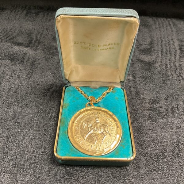 Vintage 22ct gold plated jubilee coin pendant necklace.