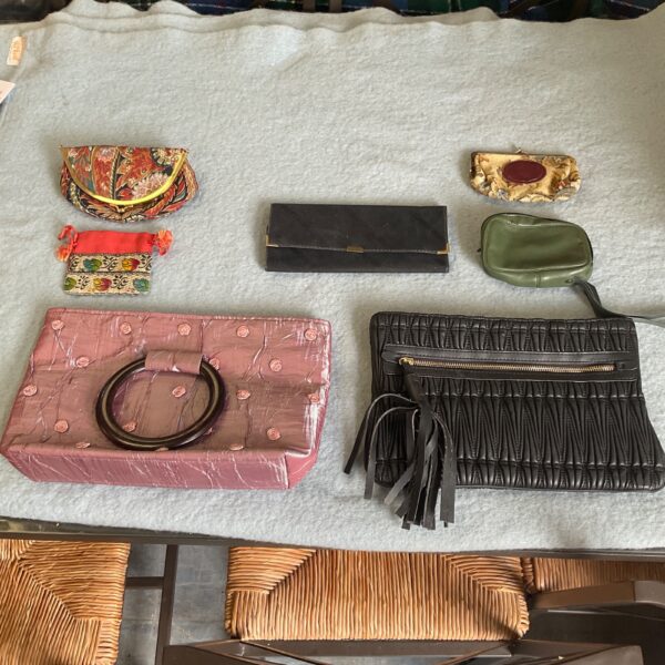 Mixed lot of vintage and modern ladies handbags and purses.