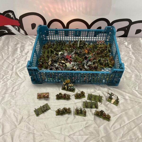 Large collection of vintage lead soldier models in a tray.