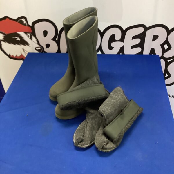 Size 41 Livergy Wellington boots with inner lining.