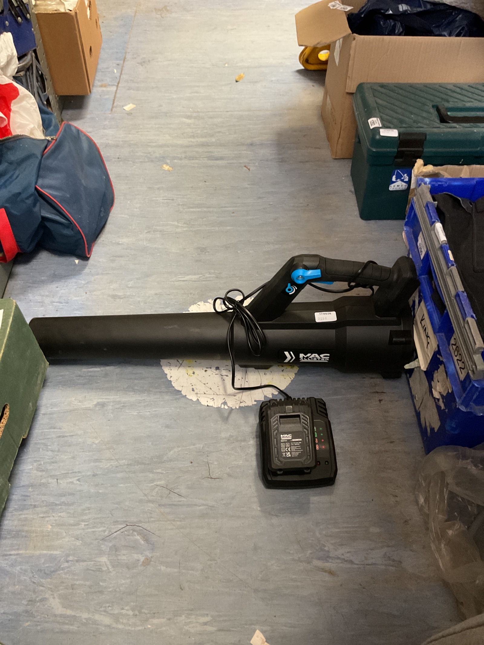 1171 Mac alister MBV18-Li-2 cordless garden blower with a 2Ah battery and charger