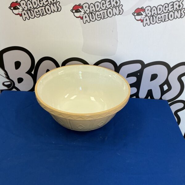 Vintage Mason Cash number 6 mixing bowl in cream.