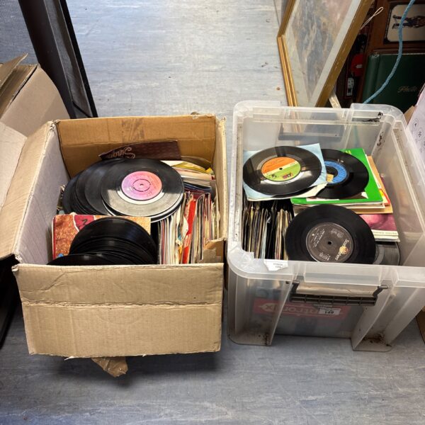 Mixed lot of vintage 7 inch vinyl records in boxes.