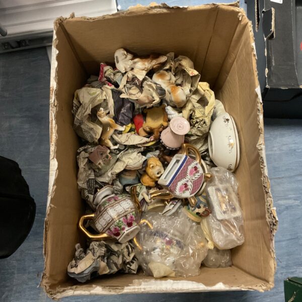Overview of a mixed ceramics lot with figurines and teapots.
