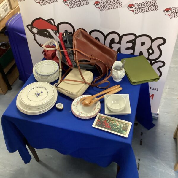 Mixed lot of vintage china and handbags for collectors.