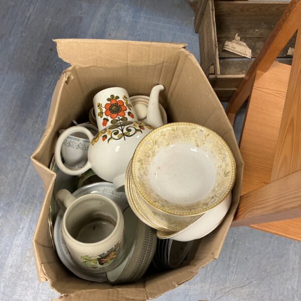 Mixed china lot including Wedgwood pieces, vintage porcelain collection.