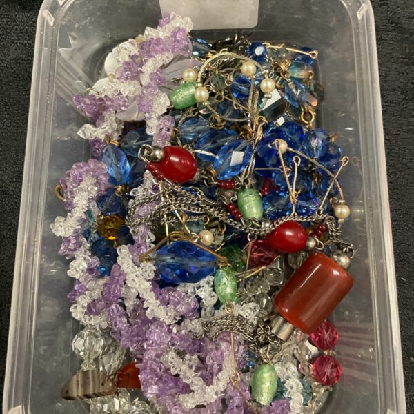 Mixed lot of vintage crystal and glass jewellery pieces.