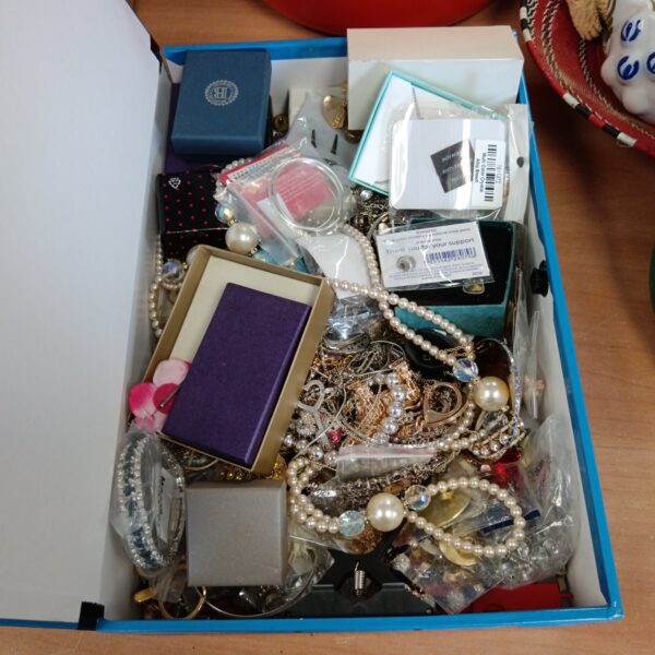 Mixed jewellery lot with necklaces, earrings, and a jewellery box.