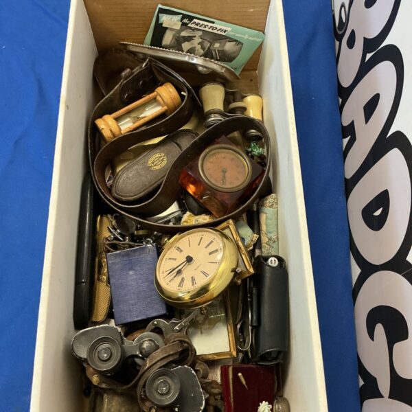 Mixed lot of vintage clocks and binoculars for collectors.