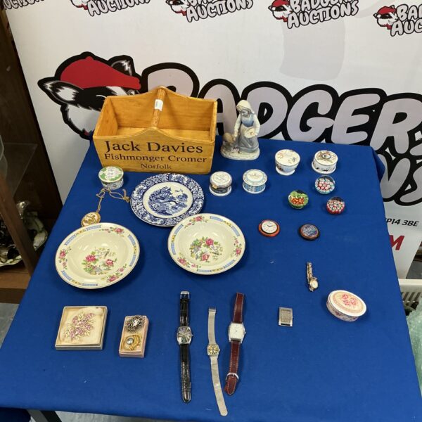 Mixed lot of vintage collectibles including trinket boxes and Murano glass.