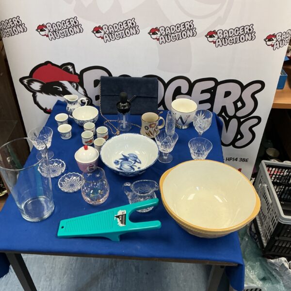 Mixed lot of vintage kitchenalia including a ceramic mixing bowl.