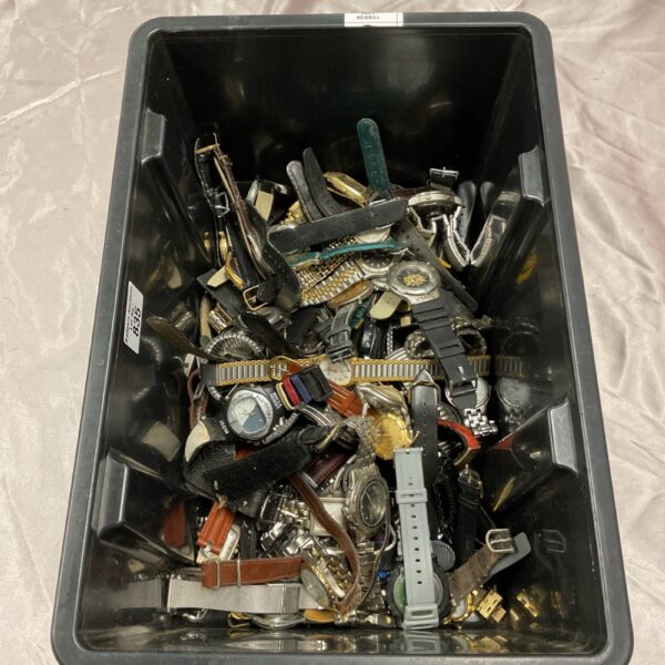 Mixed lot of vintage and modern wristwatches for collectors.