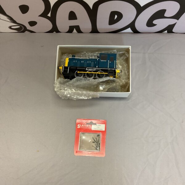 Vintage O Gauge model train carriage with Slaters Plastikard couplings.