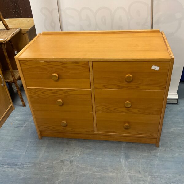 Vintage oak chest of drawers with four drawers and rounded knobs.