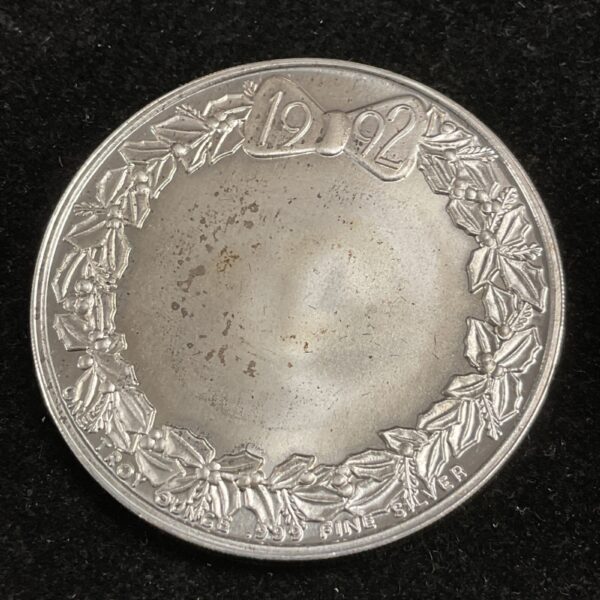 One troy ounce 999 fine silver medalion featuring the year 1992.