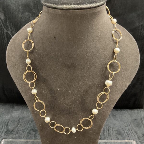 Vintage pearl and rolled gold necklace, delicate and elegant design.