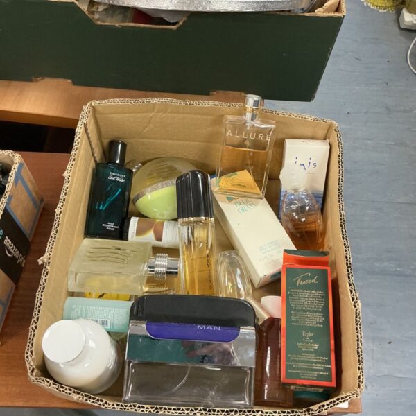 Mixed lot of perfume and aftershave bottles, including Allure and Davidoff.